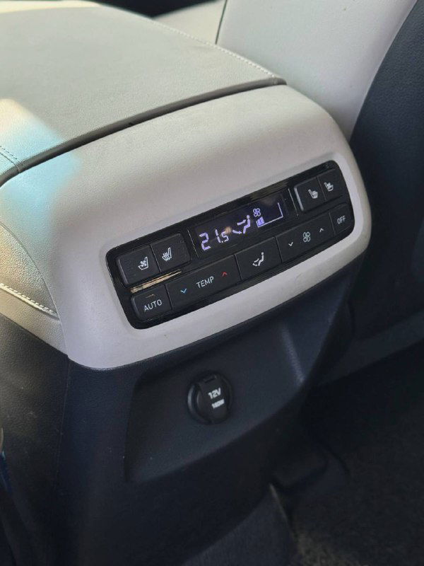 Панель управления климатом для задних пассажиров с цифровым дисплеем и разъёмом питания, установлена в центральной части между сиденьями второго ряда.