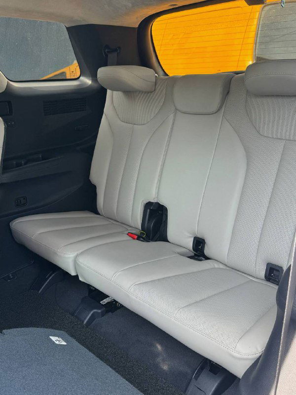 Третий ряд сидений Hyundai Palisade в светлой обивке, равномерная прострочка и посадочные места для пассажиров, вид с небольшим пространством ног.