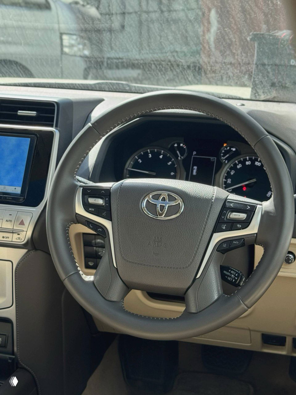 Вид руля и комбинации приборов Toyota Land Cruiser Prado 2021: мультируль с кнопками управления, панель приборов и указатели состояния авто