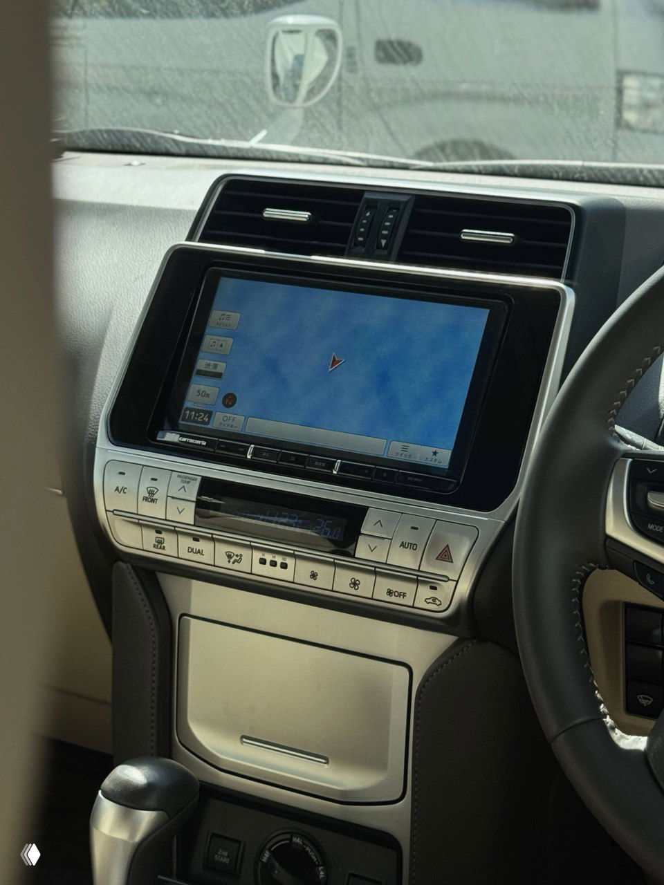 Центральная консоль Toyota Land Cruiser Prado 2021 с мультимедийным экраном и блоком климата; видно крупное сенсорное устройство и клавиши управления