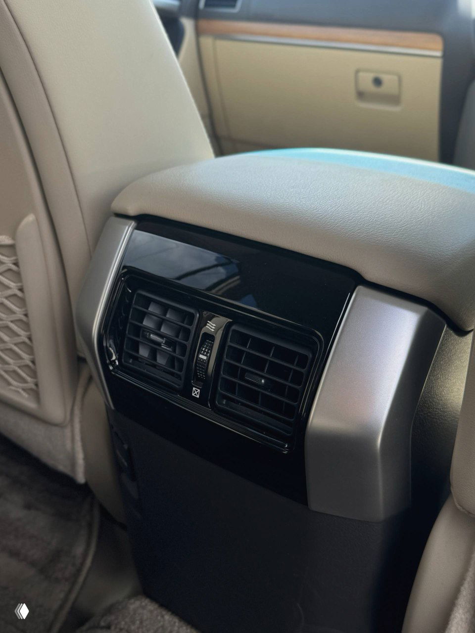 Воздуховоды заднего пассажирского отопления в Toyota Land Cruiser Prado 2021, крупный план центральной консоли задней зоны и отделки поручней
