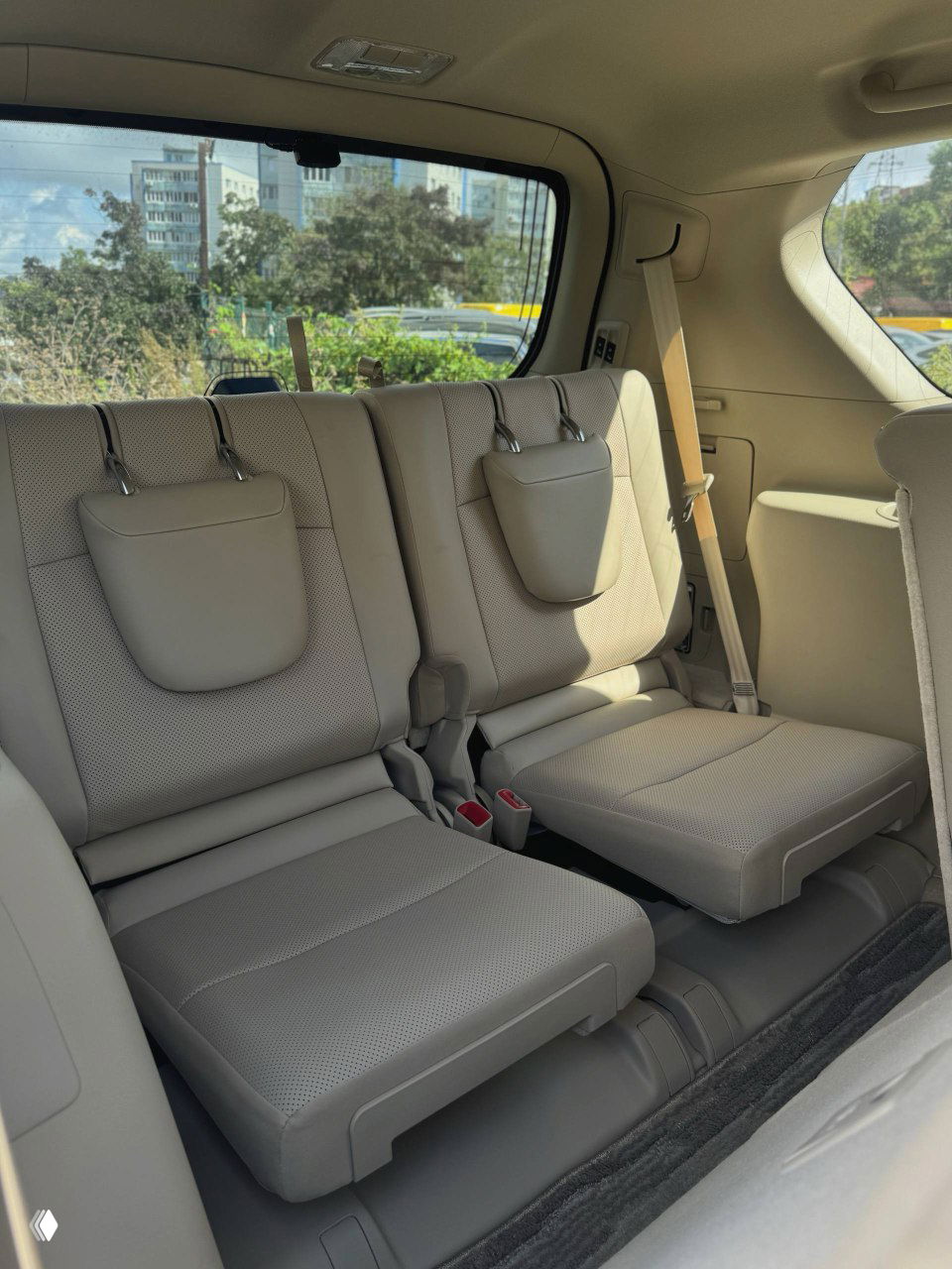 Третий ряд сидений Toyota Land Cruiser Prado 2021: два раздельных сиденья в багажной зоне, видно состояние обивки и уровень износа