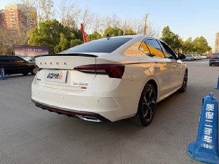 Задняя часть белой Skoda Octavia 2022 на стоянке в Китае, заметны шильдики модели и элементы заднего бампера.