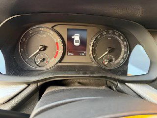 Комбинация приборов Skoda Octavia 2022 — спидометр, тахометр и цифровой дисплей в центре с индикаторами дверей и пробега.