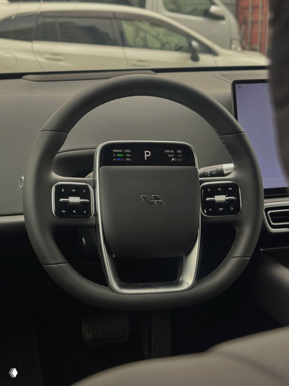 Руль и приборная панель Lixiang L6: крупный многофункциональный руль с цифровым экраном и кнопками управления, чёрный салон в комплектации MAX