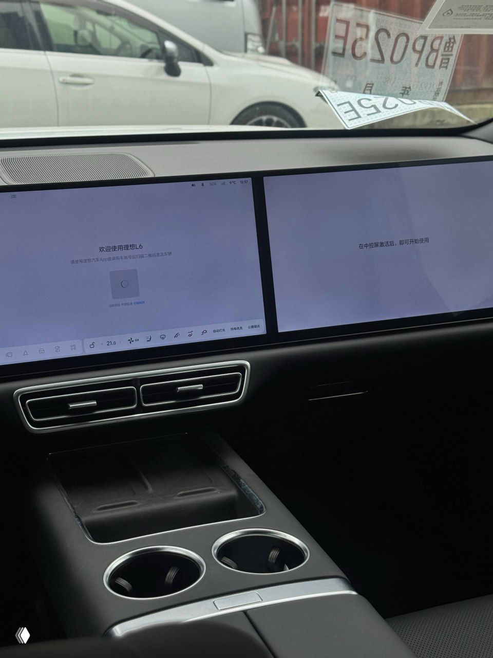 Широкая панель приборов Lixiang L6 с двумя связанными экранами и центральными вентиляционными решётками, вид центральной консоли в белом автомобиле