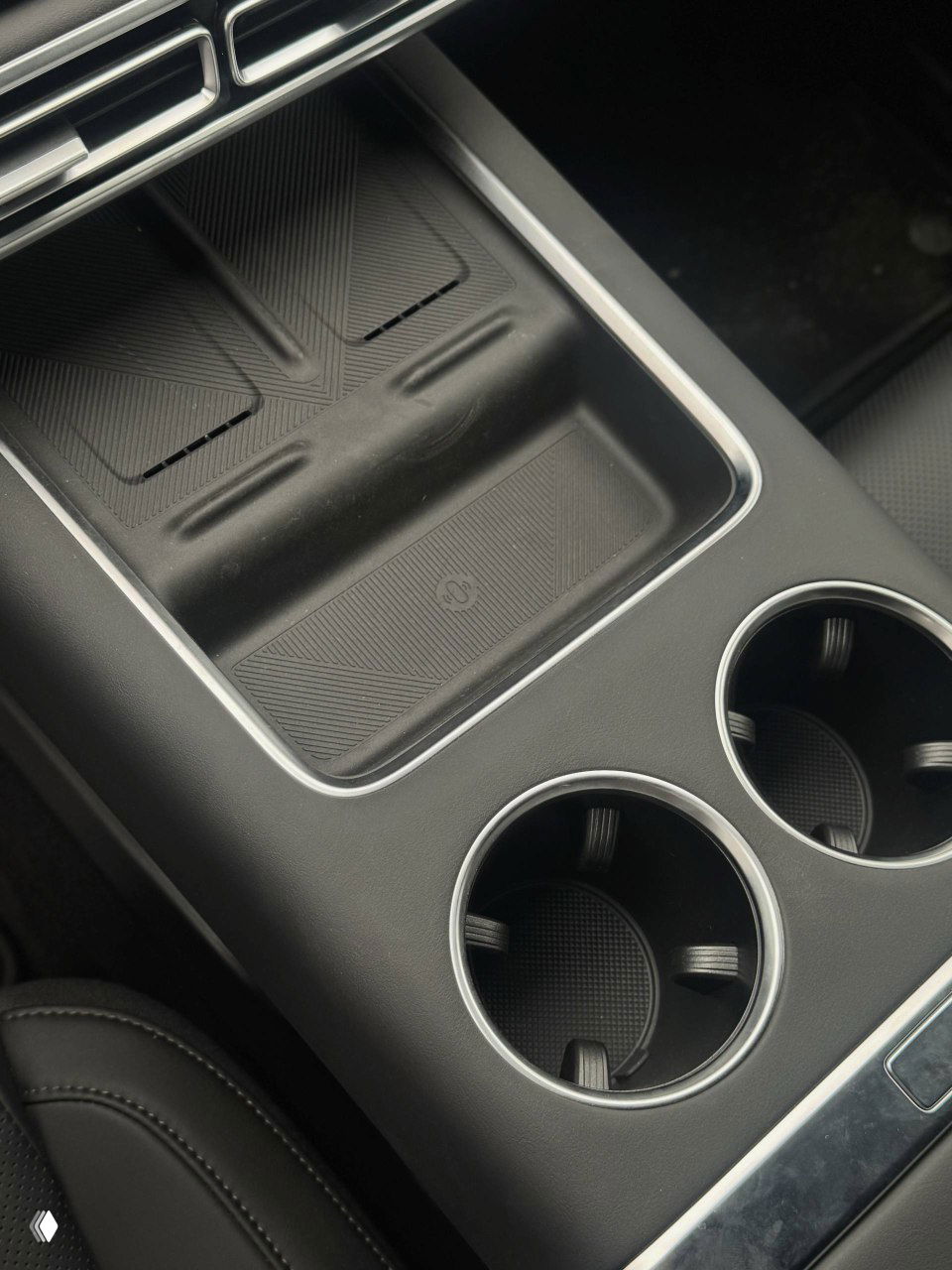 Центральная консоль Lixiang L6 с подстаканниками и нишей под смартфон, крупный план материалов отделки и резиновой противоскользящей поверхности