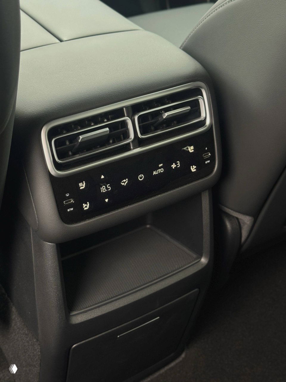 Панель управления климатом для задних пассажиров Lixiang L6 с цифровыми индикаторами и воздуховодами, крупный план элементов управления и разъёмов