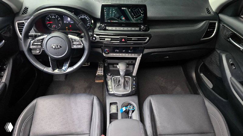 Салон KIA Seltos: общий вид передних сидений, центральной консоли и мультимедийного экрана с тканевой обивкой