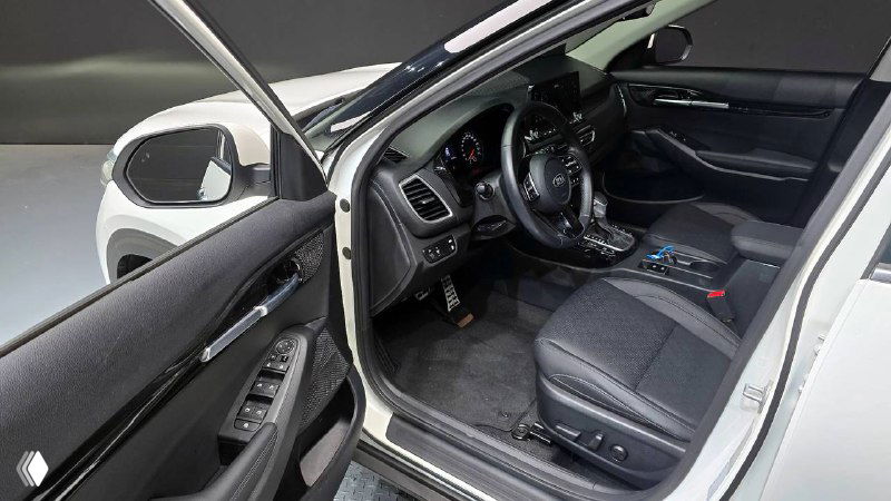 Вид на водительское место KIA Seltos: дверь, порог, переднее сиденье и элементы управления стеклоподъёмниками