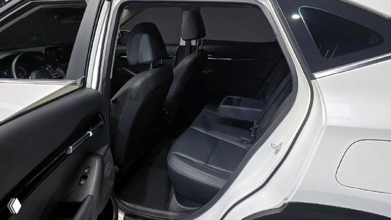 Задний ряд сидений KIA Seltos, тканевая обивка, сложенный подлокотник и пространство для ног для пассажиров