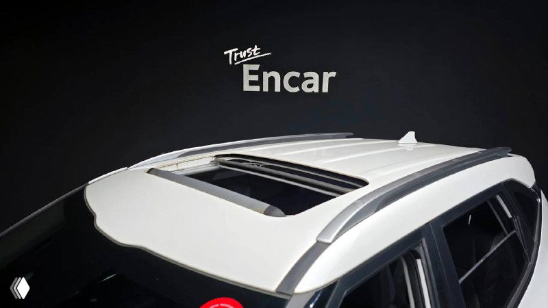 Панорамная крыша и рейлинги на белом KIA Seltos Signature 2021, вид сверху демонстрирует люк и отделку крыши