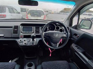 Салон Honda Crossroad: панель приборов, мультимедиасистема и руль, общий вид передней части салона со стороны водителя.