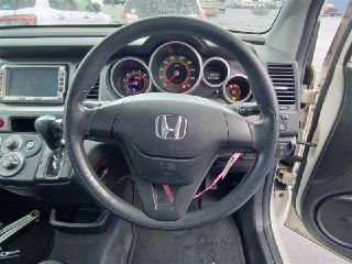 Крупный план рулевого колеса Honda Crossroad и комбинации приборов, рукоятки управления и индикаторы на щитке приборов.