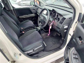 Водительское место и передние сиденья Honda Crossroad, состояние обивки, дверная обшивка и место подлокотника видны на фото.