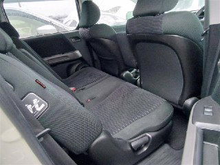 Задние сиденья Honda Crossroad, состояние ткани и пространство для пассажиров на втором ряду, общий вид с открытой дверью.