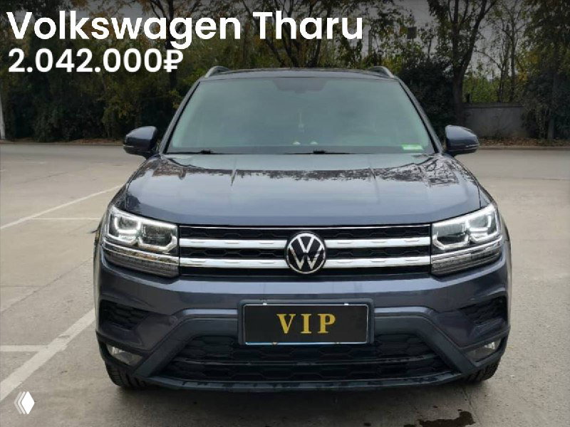 Фронтальный вид тёмного Volkswagen Tharu 2022 года на парковке: видны передняя решётка, фары и номерной блок с маркировкой VIP, в объявлении указана цена 2.042.000₽.