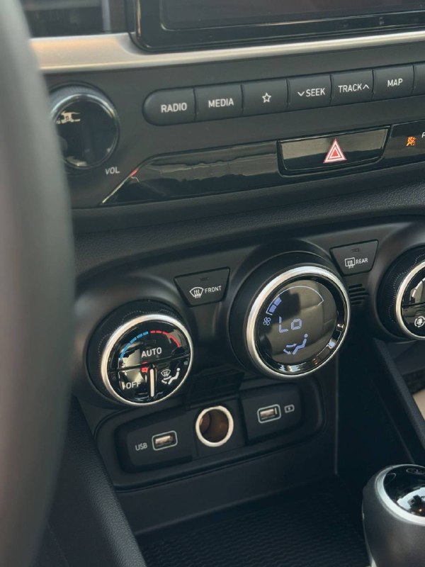 Блок климат-контроля и регуляторы вентиляции Hyundai Venue вблизи; крупный план кнопок и ручек управления микроклиматом.