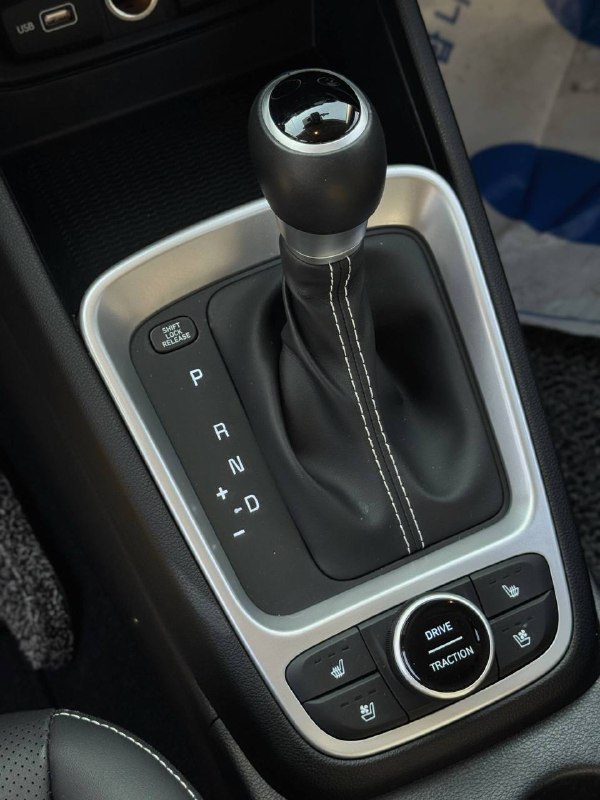 Селектор коробки передач вариатор (CVT) Hyundai Venue, крупный план рычага, окантовки и кнопок вокруг селектора.