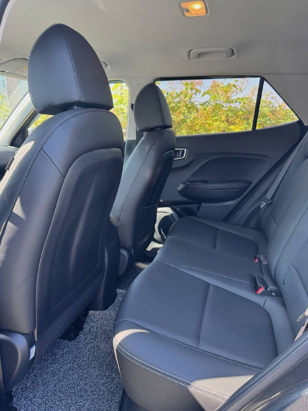 Задние сиденья Hyundai Venue, вид через открытую дверь; пространство для пассажиров и состояние обивки на заднем ряду.