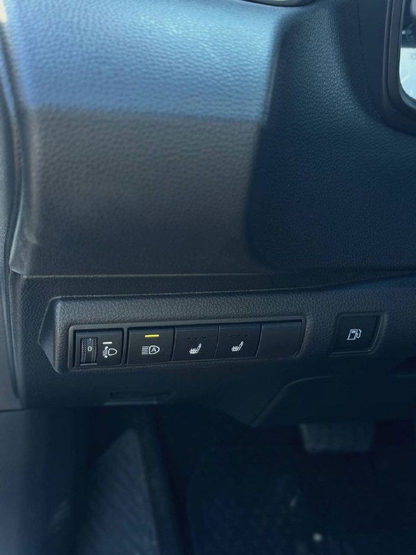 Блок кнопок под рулем Toyota Corolla 2022: элементы управления ассистентами, обогревом сидений и иконки состояния автомобиля.