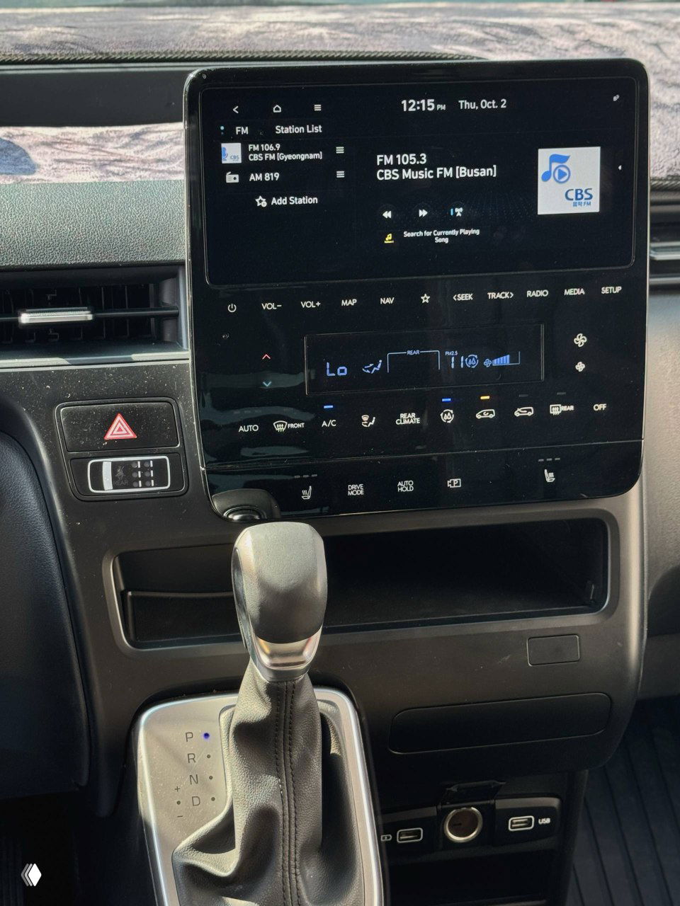 Панель мультимедиа и центральная консоль Hyundai Staria с сенсорным экраном, рукоятью АКПП и разъёмами USB, в салоне чисто