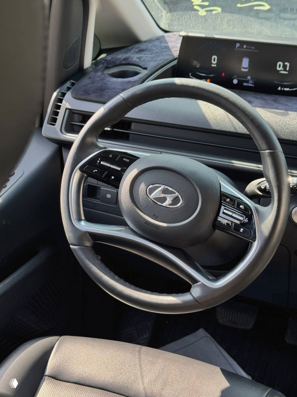 Рулевое колесо Hyundai с элементами управления на спицах, вид на приборную панель и часть торпедо, салон автомобиля в хорошем состоянии