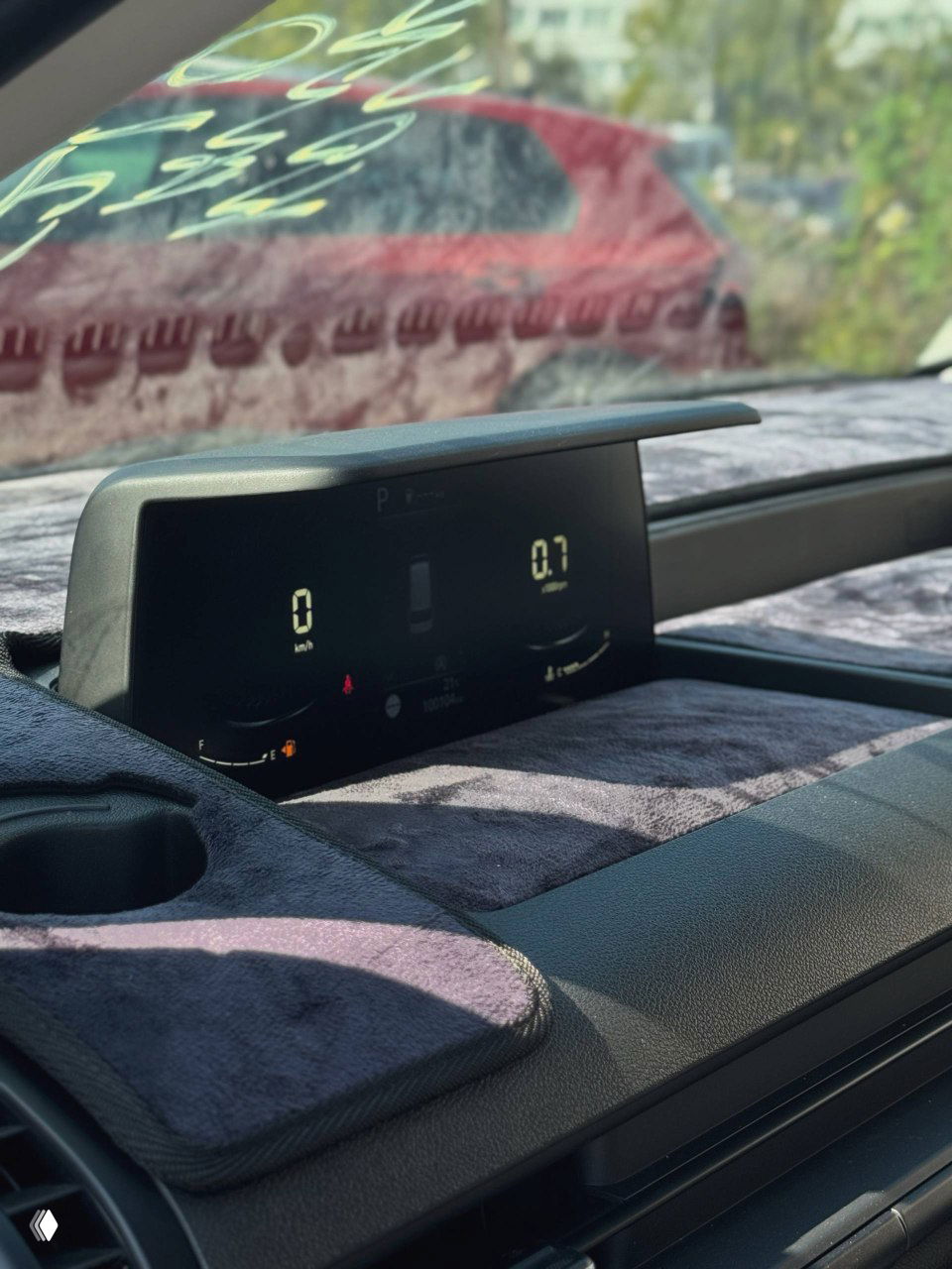 Крупный план рычага переключения передач и области под ним, аккуратная отделка и пространство для мелких предметов в салоне минивэна