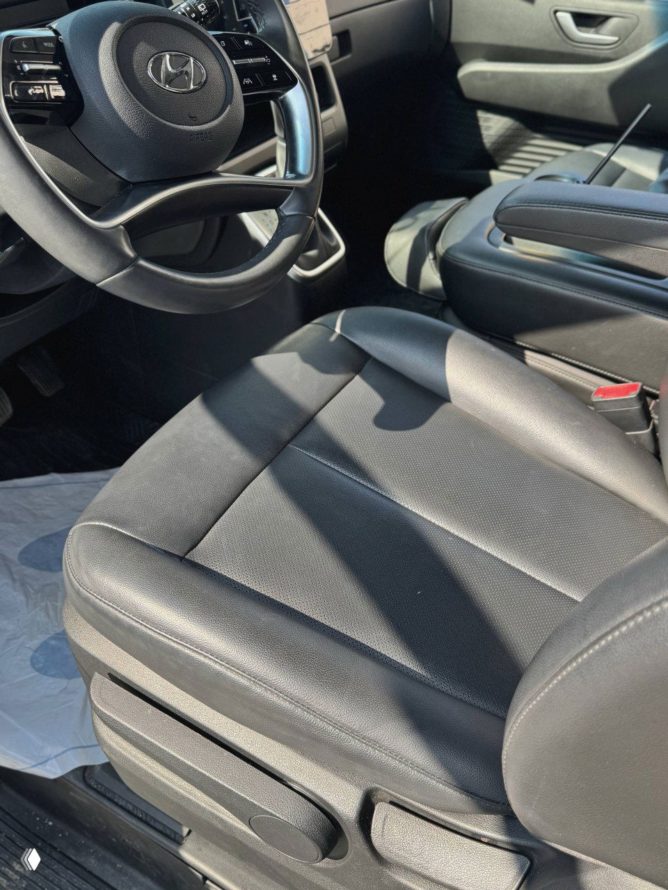 Цифровая приборная панель Hyundai Staria на торпедо с показаниями скорости и индикаторами, часть мягкой накладки на панели