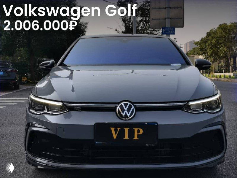Передний вид Volkswagen Golf серого цвета на стоянке; на фото крупный логотип VW и указание цены в верхнем левом углу.