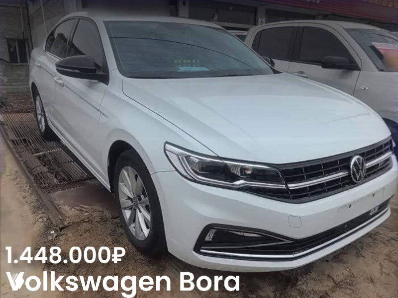 Volkswagen Bora белого цвета, вид в профиль/полуфронт; фото лота на стоянке, на изображении указана цена внизу слева.