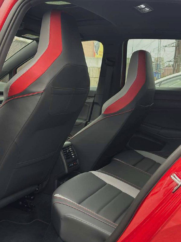 Задние спортивные сиденья Volkswagen Golf GTI, вид со стороны задней двери, тканевая и кожзам отделка со спортивными вставками и красной прострочкой.