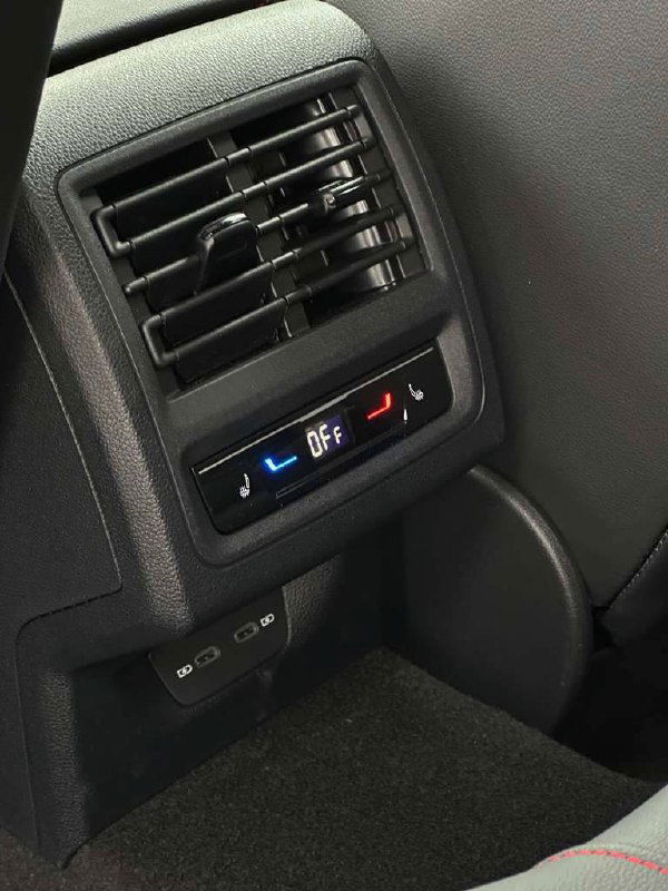 Воздуховоды и панель управления климатом для задних пассажиров в Golf GTI, крупный план регуляторов температуры и розеток питания.