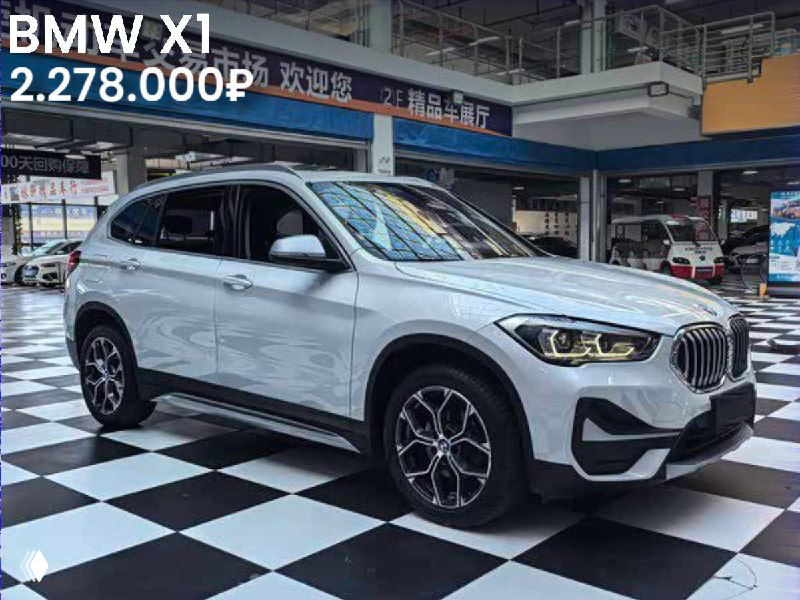 Серебристый BMW X1 sDrive 20Li 2022 года на автошоу в Китае, вид в три четверти; цена 2.278.000 ₽ и отметка «Без окрасов» видны на макете. 