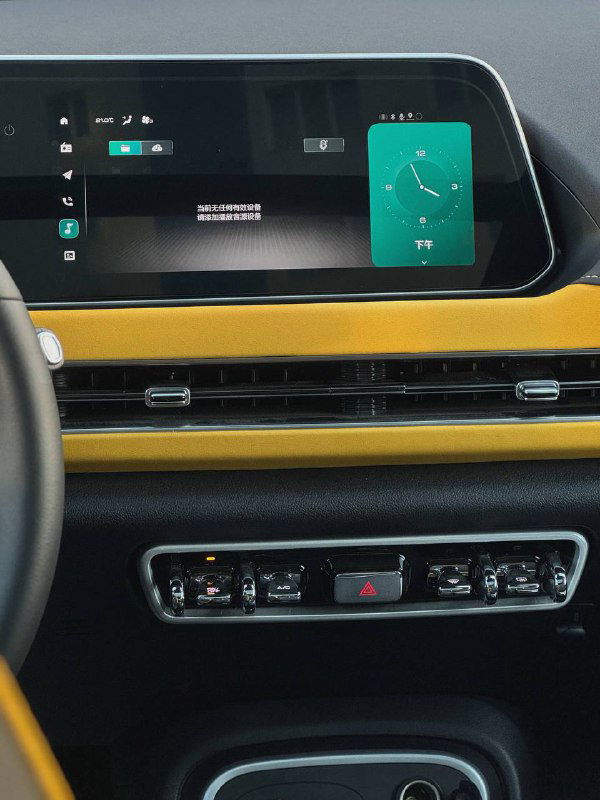 Крупный план центральной консоли Ora 03 GT: мультимедиа‑дисплей, жёлтая декоративная накладка по крыльцу приборной панели и элементы управления климатом и мультимедиа.