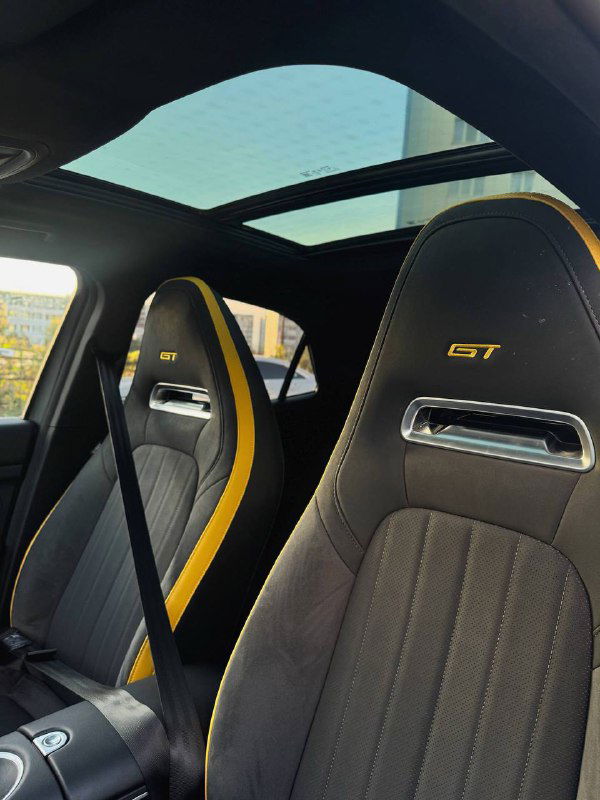 Спортивные передние сиденья GT с вышитым логотипом, контрастная жёлто‑чёрная отделка и панорамная крыша в интерьере Ora 03 GT, подчёркивающие спортивный характер.