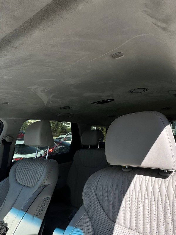Фото потолка и верхней части салона Hyundai Palisade с встроенными светильниками и оформлением облицовки потолка, видна часть задней зоны.