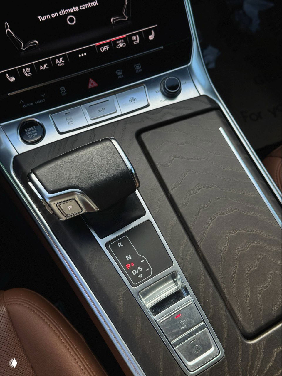 Средняя консоль Audi A6: селектор коробки передач, кнопки управления режимами, отделка из чёрных и серебристых элементов — крупный план на органы управления.