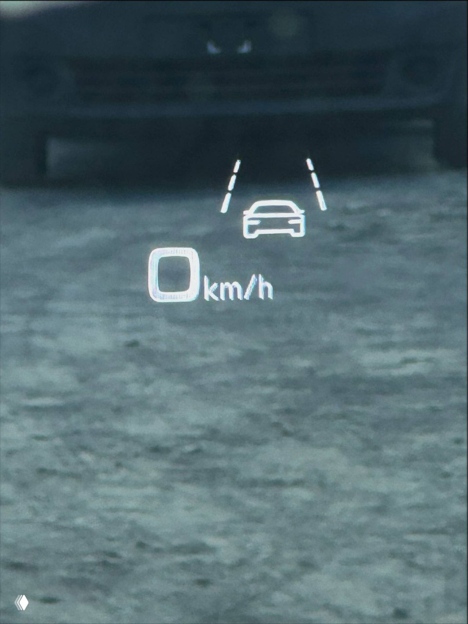 Ближний план селектора передач Audi A6 с маркировкой R/N/P и кнопками парковки, видна текстура отделки и элементы управления вокруг рычага передач.