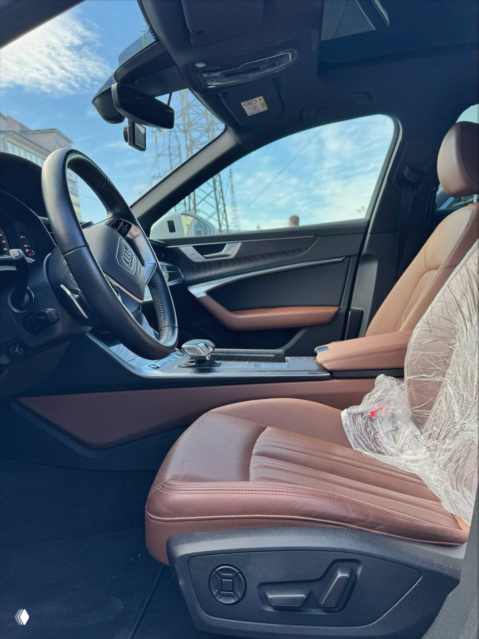 Проекция HUD (head-up display) Audi с индикацией скорости 0 km/h и пиктограммой автомобиля и полос разметки — демонстрация опций безопасности и ассистов.