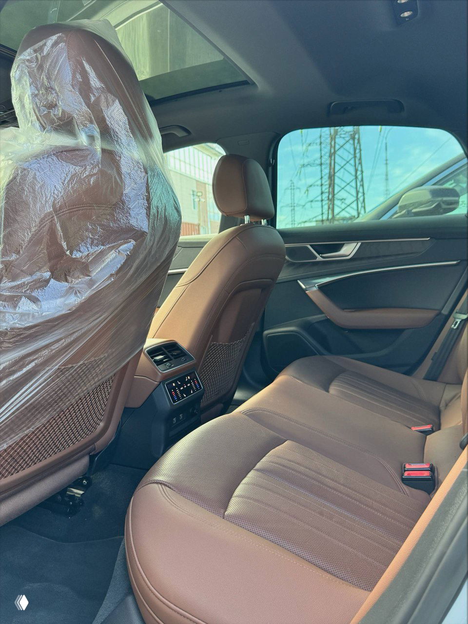 Задняя панель климат-контроля и дефлекторы воздуха в Audi A6, сенсорный блок управления для пассажиров второго ряда и USB-порты — демонстрация опций комфорта.