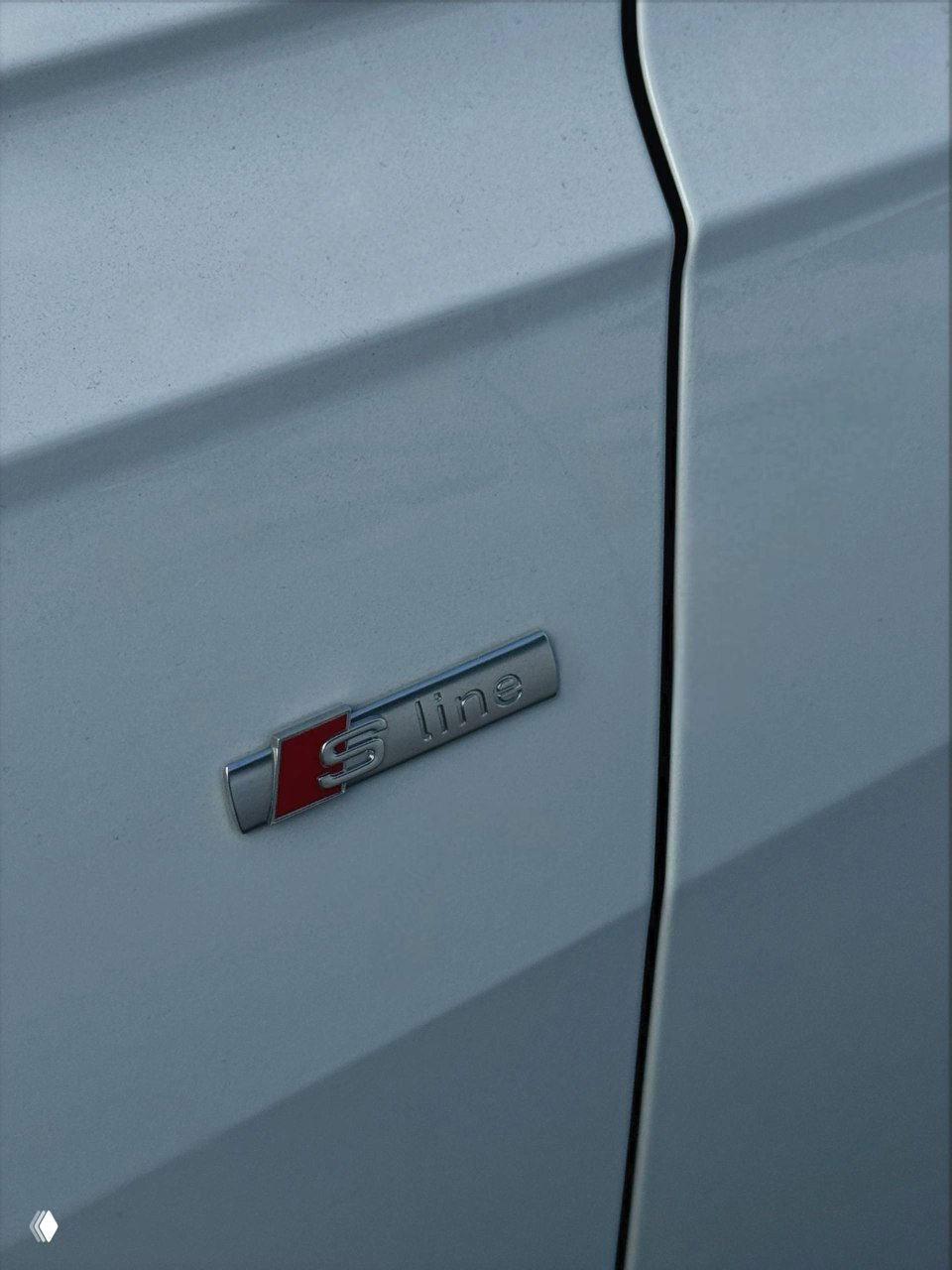 Задний ряд сидений Audi A6 в коричневой коже, защитная пленка на одном из сидений, простор и отделка дверей — фото пассажирского места для клиента.