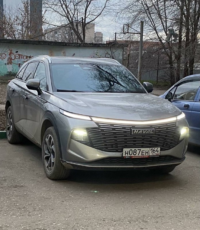 Haval Beast серого цвета, вид спереди на парковке с номером Ростовской области — демонстрация внешнего вида приобретённого автомобиля.