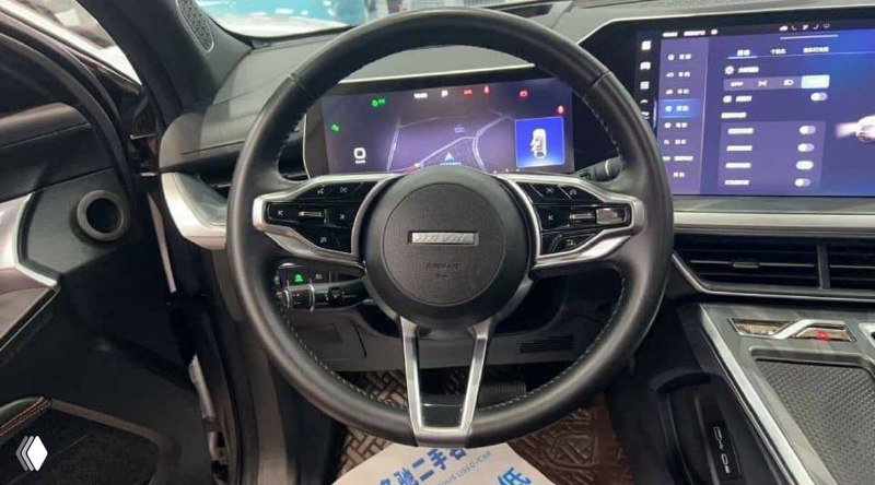 Интерьер Haval Beast: рулевое колесо, приборная панель и мультимедийный экран, снимок демонстрирует оснащение салона и панель управления.