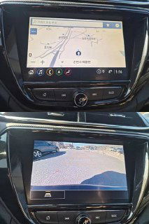 Двойной мультимедиа экран и камера заднего вида на центральной консоли, показаны интерфейс навигации и режимы отображения на дисплее автомобиля.