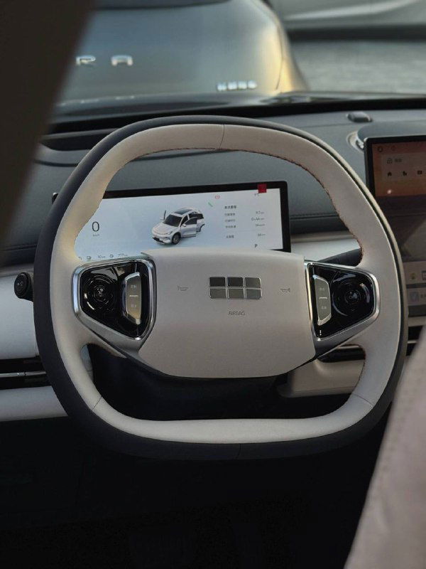 Руль и цифровая панель Geely Galaxy Starship 7, белая отделка руля и минималистичный дизайн приборной панели с видимым логотипом и сенсорными элементами