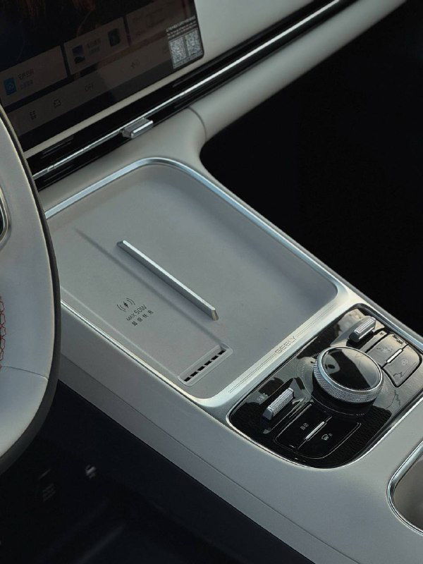 Центральная консоль Geely Galaxy Starship 7 с отделкой серебристого тона, подстаканниками и селектором трансмиссии, фотографии сделаны при дневном свете