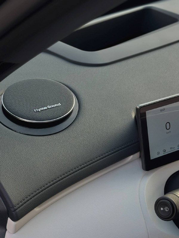 Деталь торпедо Geely Galaxy Starship 7 с динамиком и текстурной отделкой, вид крупным планом на акустический элемент салона автомобиля