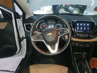 Рулевое колесо и панель приборов Chevrolet Monza 2022: крупный план, вид спереди через лобовое стекло, кнопки управления на руле различимы.