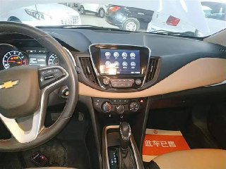 Центральная консоль Chevrolet Monza 2022: сенсорный экран мультимедиа, блок кондиционирования и элементы управления коробкой передач вблизи.